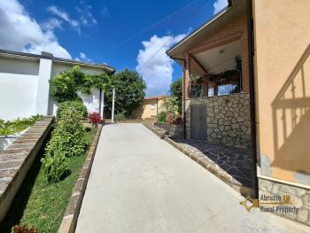 Beautiful six-bedroom villa with garden, large garage, two cellars and 13.500 sqm of land. Trivento Img68
