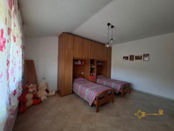Beautiful six-bedroom villa with garden, large garage, two cellars and 13.500 sqm of land. Trivento Img39