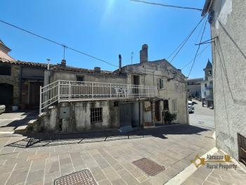 Charming perfect condition town house with terrace and garage. Tufillo