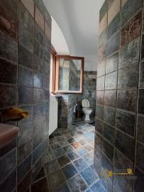 Elegant stone town house with character cellar located in the centre of the town. Trivento. Img11