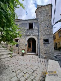 Elegant stone town house with character cellar located in the centre of the town. Trivento.