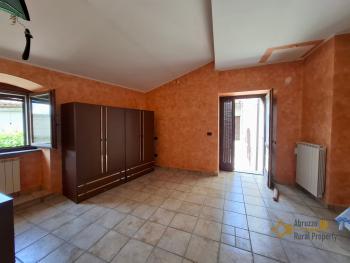Elegant stone town house with character cellar located in the centre of the town. Trivento. Img9