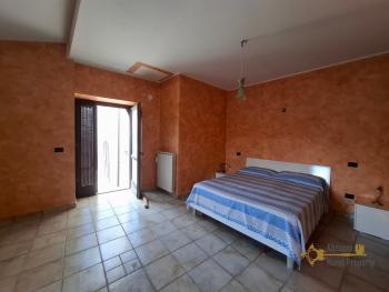Elegant stone town house with character cellar located in the centre of the town. Trivento. Img8