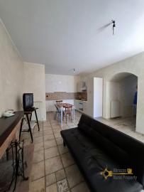 Elegant stone town house with character cellar located in the centre of the town. Trivento. Img5