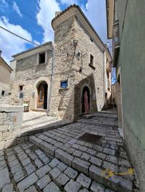 Elegant stone town house with character cellar located in the centre of the town. Trivento. Img19