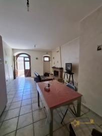Elegant stone town house with character cellar located in the centre of the town. Trivento. Img4