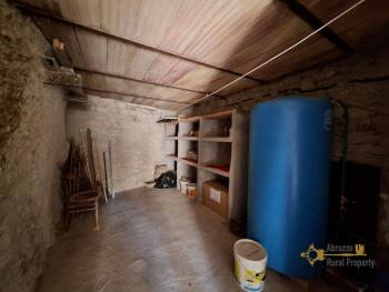 Elegant stone town house with character cellar located in the centre of the town. Trivento. Img16