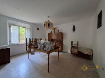 Large, detached town house with three bedrooms, garage, cellar and garden, panoramic view, located in the centre of the village, ready to live in. Carunchio. Img20
