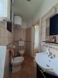 Large, detached town house with three bedrooms, garage, cellar and garden, panoramic view, located in the centre of the village, ready to live in. Carunchio. Img8