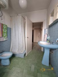 Large, detached town house with three bedrooms, garage, cellar and garden, panoramic view, located in the centre of the village, ready to live in. Carunchio. Img24