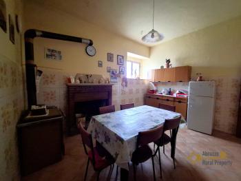 Large, detached town house with three bedrooms, garage, cellar and garden, panoramic view, located in the centre of the village, ready to live in. Carunchio. Img2
