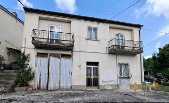 Large, detached town house with three bedrooms, garage, cellar and garden, panoramic view, located in the centre of the village, ready to live in. Carunchio. Img29