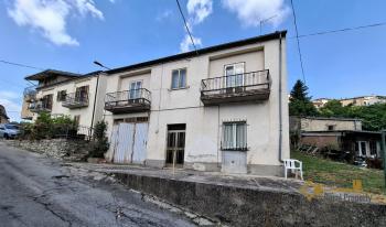Large, detached town house with three bedrooms, garage, cellar and garden, panoramic view, located in the centre of the village, ready to live in. Carunchio.