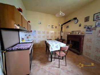 Large, detached town house with three bedrooms, garage, cellar and garden, panoramic view, located in the centre of the village, ready to live in. Carunchio. Img3