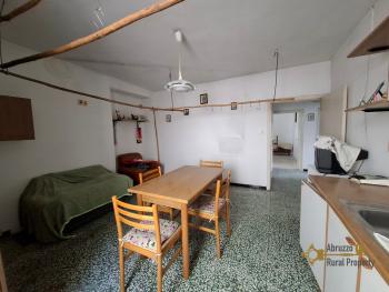 Large, detached town house with three bedrooms, garage, cellar and garden, panoramic view, located in the centre of the village, ready to live in. Carunchio. Img11