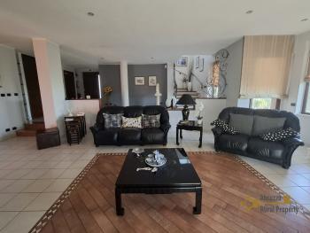 Stunning four-bedroom villa with 1000 sqm of fenced garden, terraces, garage and independent guest unit. Gissi Img10