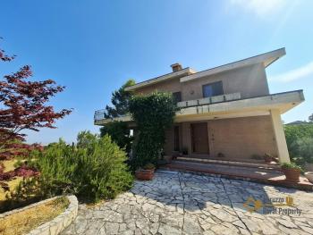 Stunning four-bedroom villa with 1000 sqm of fenced garden, terraces, garage and independent guest unit. Gissi