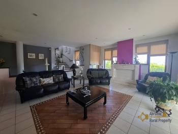 Stunning four-bedroom villa with 1000 sqm of fenced garden, terraces, garage and independent guest unit. Gissi Img7