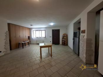 Stunning four-bedroom villa with 1000 sqm of fenced garden, terraces, garage and independent guest unit. Gissi Img68