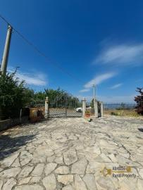 Stunning four-bedroom villa with 1000 sqm of fenced garden, terraces, garage and independent guest unit. Gissi Img80