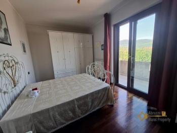 Stunning four-bedroom villa with 1000 sqm of fenced garden, terraces, garage and independent guest unit. Gissi Img49