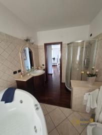 Stunning four-bedroom villa with 1000 sqm of fenced garden, terraces, garage and independent guest unit. Gissi Img55