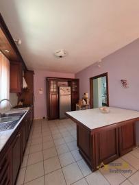 Stunning four-bedroom villa with 1000 sqm of fenced garden, terraces, garage and independent guest unit. Gissi Img20