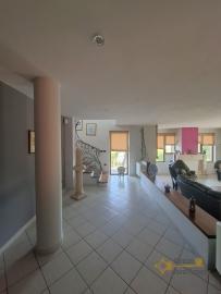 Stunning four-bedroom villa with 1000 sqm of fenced garden, terraces, garage and independent guest unit. Gissi Img6