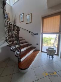 Stunning four-bedroom villa with 1000 sqm of fenced garden, terraces, garage and independent guest unit. Gissi Img36