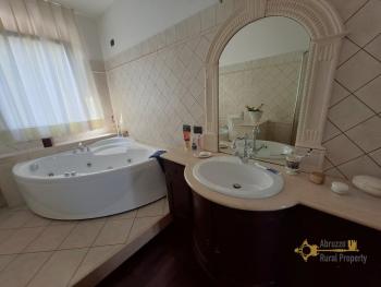 Stunning four-bedroom villa with 1000 sqm of fenced garden, terraces, garage and independent guest unit. Gissi Img54