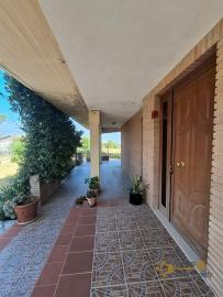 Stunning four-bedroom villa with 1000 sqm of fenced garden, terraces, garage and independent guest unit. Gissi Img3