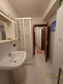 Stunning four-bedroom villa with 1000 sqm of fenced garden, terraces, garage and independent guest unit. Gissi Img71