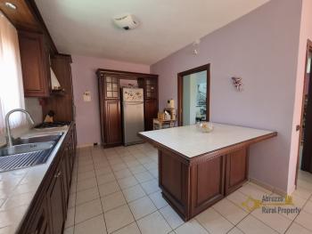 Stunning four-bedroom villa with 1000 sqm of fenced garden, terraces, garage and independent guest unit. Gissi Img12