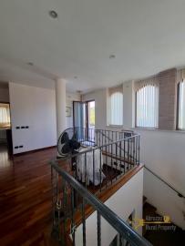 Stunning four-bedroom villa with 1000 sqm of fenced garden, terraces, garage and independent guest unit. Gissi Img38