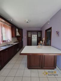 Stunning four-bedroom villa with 1000 sqm of fenced garden, terraces, garage and independent guest unit. Gissi Img16
