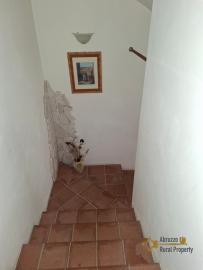 Stunning four-bedroom villa with 1000 sqm of fenced garden, terraces, garage and independent guest unit. Gissi Img65