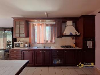 Stunning four-bedroom villa with 1000 sqm of fenced garden, terraces, garage and independent guest unit. Gissi Img13
