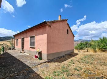 Detached country house with 800 sqm of land, balconies, cellar and garage. Trivento.