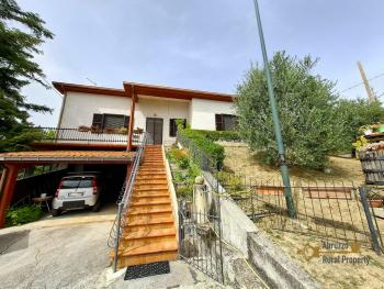 Spacious Three-Bedroom Villa with 11,820 sqm of Land and Panoramic Views. Pietrabbondante Img2