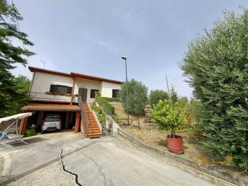 Spacious Three-Bedroom Villa with 11,820 sqm of Land and Panoramic Views. Pietrabbondante Img49