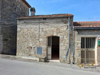 Petite stone house with garden located at 35 minutes’ drive from the Adriatic Coast. Tavenna.