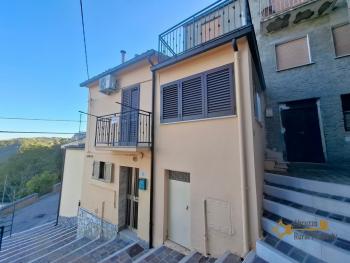 Three-bedroom town house in perfect conditions with panoramic terrace. Gissi
