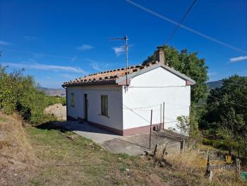 Perfect condition detached two-bedroom country house with a private garden, two large cellars and beautiful panoramic views. Roccaspinalveti.