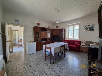 Perfect condition detached two-bedroom country house with a private garden, two large cellars and beautiful panoramic views. Roccaspinalveti. Img3
