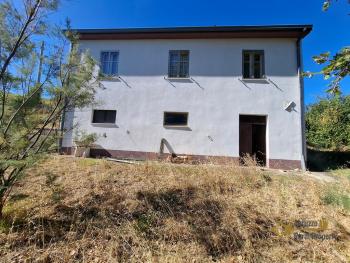 Perfect condition detached two-bedroom country house with a private garden, two large cellars and beautiful panoramic views. Roccaspinalveti. Img23