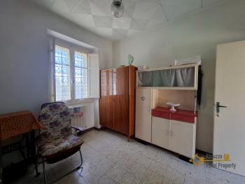 Perfect condition detached two-bedroom country house with a private garden, two large cellars and beautiful panoramic views. Roccaspinalveti. Img11