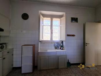 Perfect condition detached two-bedroom country house with a private garden, two large cellars and beautiful panoramic views. Roccaspinalveti. Img6