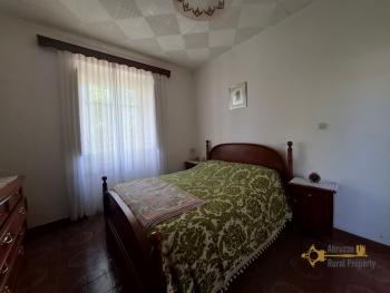 Perfect condition detached two-bedroom country house with a private garden, two large cellars and beautiful panoramic views. Roccaspinalveti. Img9