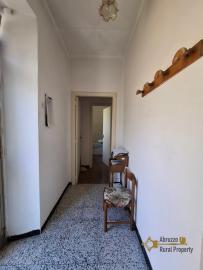 Perfect condition detached two-bedroom country house with a private garden, two large cellars and beautiful panoramic views. Roccaspinalveti. Img7