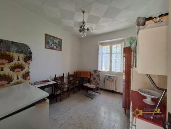 Perfect condition detached two-bedroom country house with a private garden, two large cellars and beautiful panoramic views. Roccaspinalveti. Img10